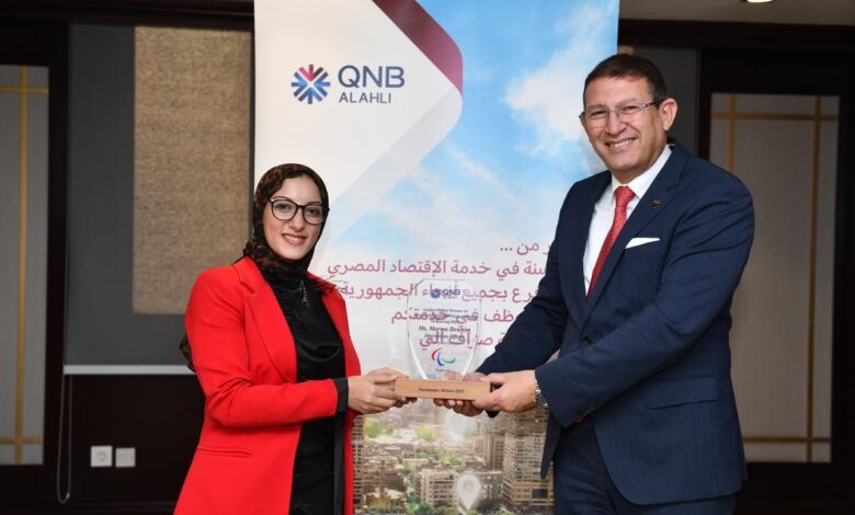 رئيس QNB الأهلي يكرم مروة عبدالعال لتتويجها بالميدالية الذهبية فى بطولة أفريقيا للتجديف