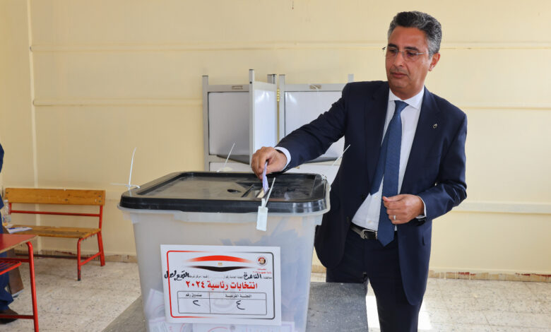 رئيس مجلس إدارة الهيئة القومية للبريد يُدلي بصوته في الانتخابات الرئاسية