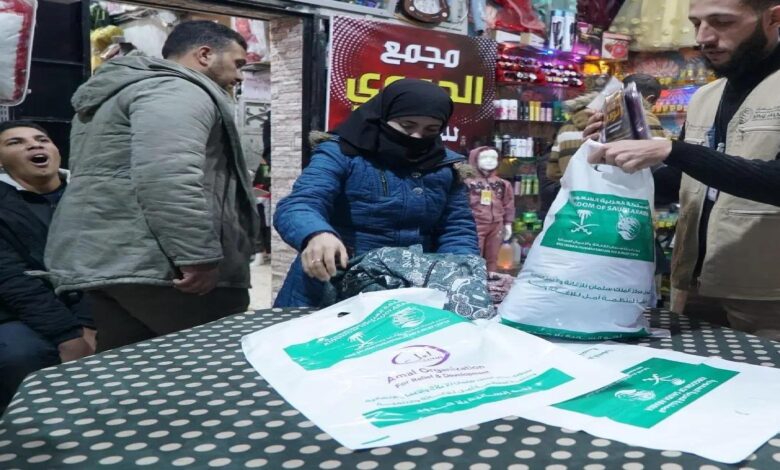 مركز الملك سلمان للإغاثة يوزع قسائم شرائية لمتضرري الزلزال في محافظة إدلب السورية