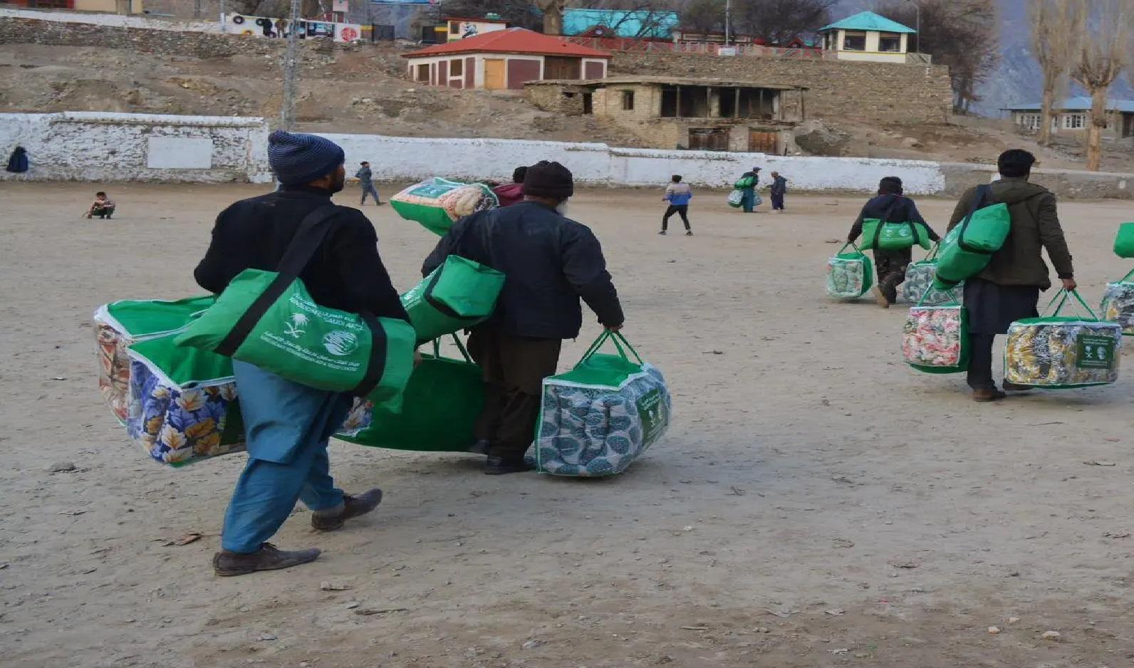 مركز الملك سلمان للإغاثة يوزع مساعدات إيوائية وسلال غذائية في محافظات اليمن