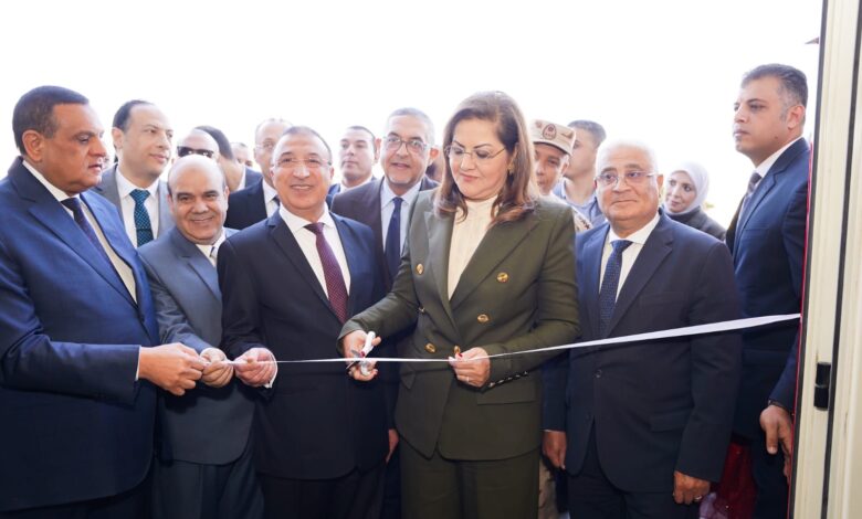 وزيرة التخطيط تفتتح مركز خدمات مصر بالإسكندرية وتتفقد عددًا من المشروعات