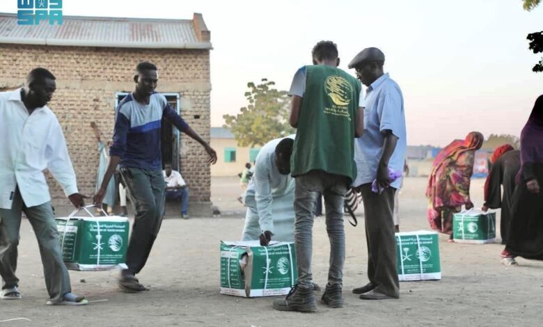 مركز الملك سلمان للإغاثة يوزع آلاف من الحقائب الإيوائية والسلال الغذائية في السودان
