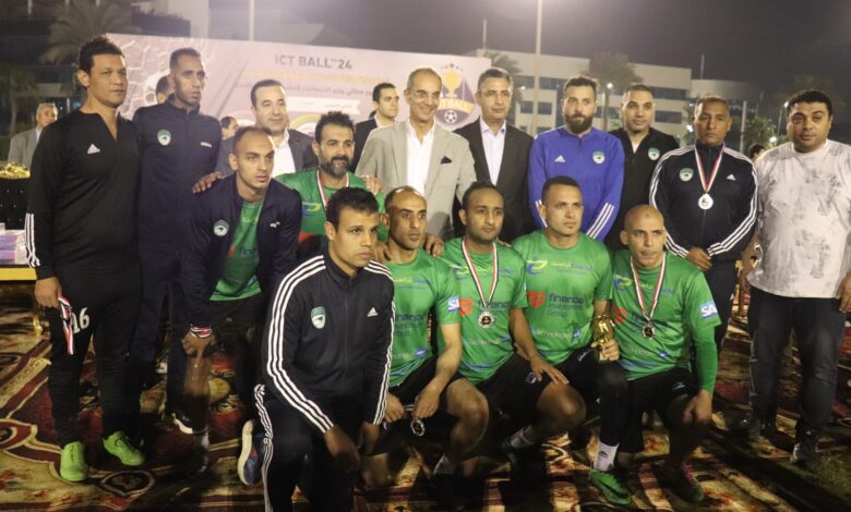 وزير الاتصالات يتوج فريق المصرية للاتصالات بكأس البطولة الرمضانية لقطاع الاتصالات ICTBall”24