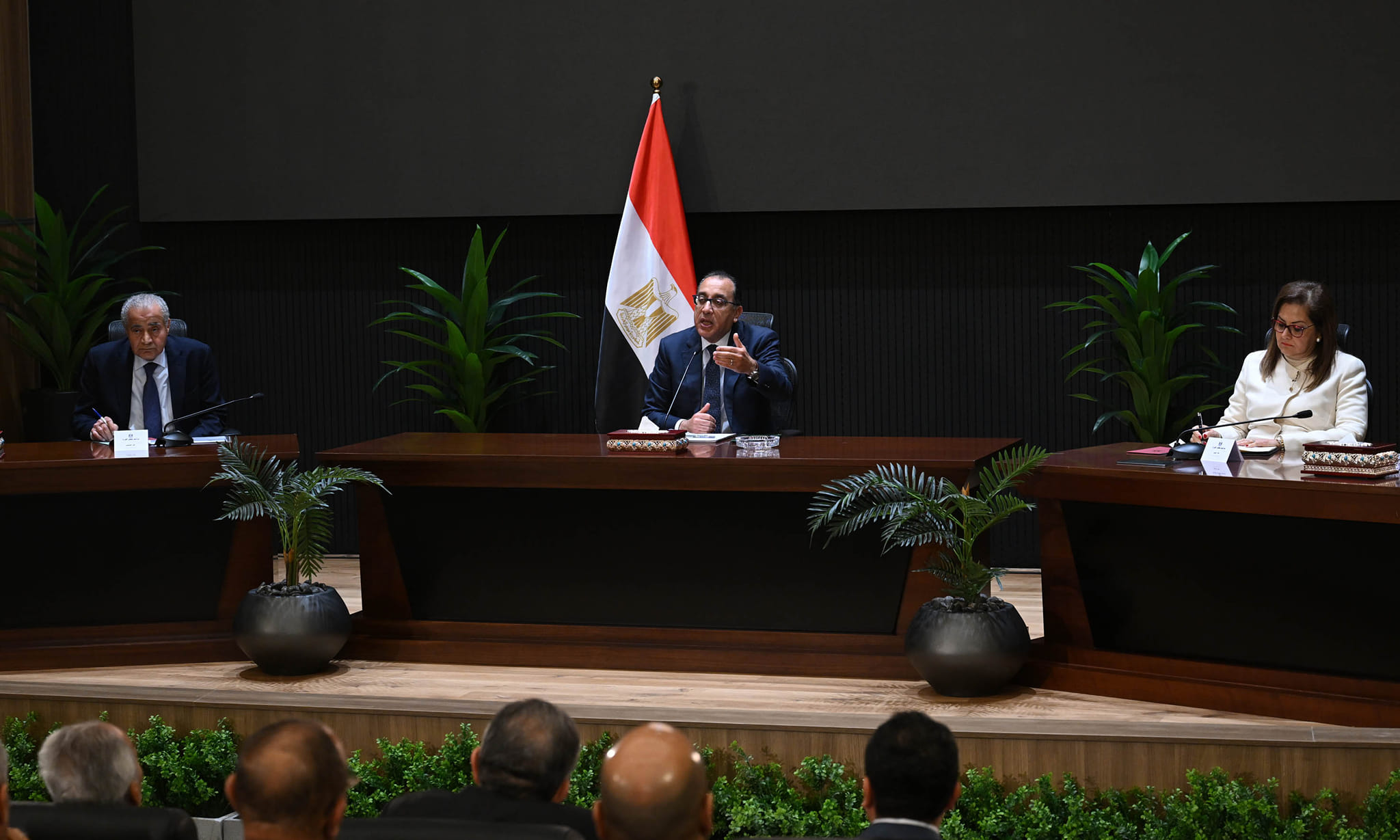 رئيس الوزراء يتفق مع المُصنعين والتجار على تخفيض أسعار السلع 30‎%‎ 