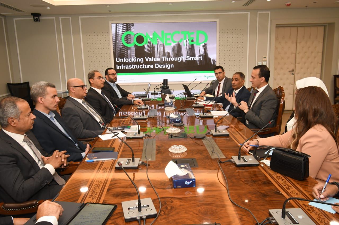 مساعد وزير الإسكان يبحث مع “شنايدر إليكتريك” إقامة 1000 منزل مزود بحلول ذكية