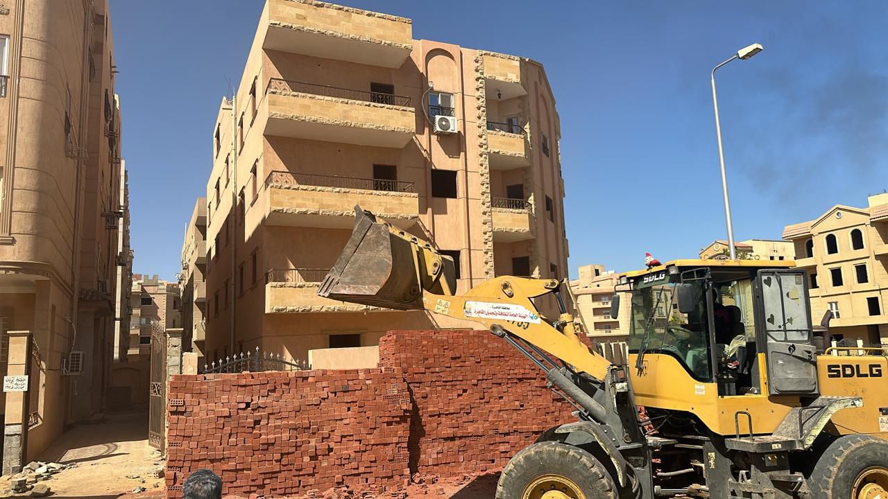 حملات مكبرة بمدن 6 أكتوبر والشروق وسوهاج الجديدة والعبور لإزالة مخالفات البناء