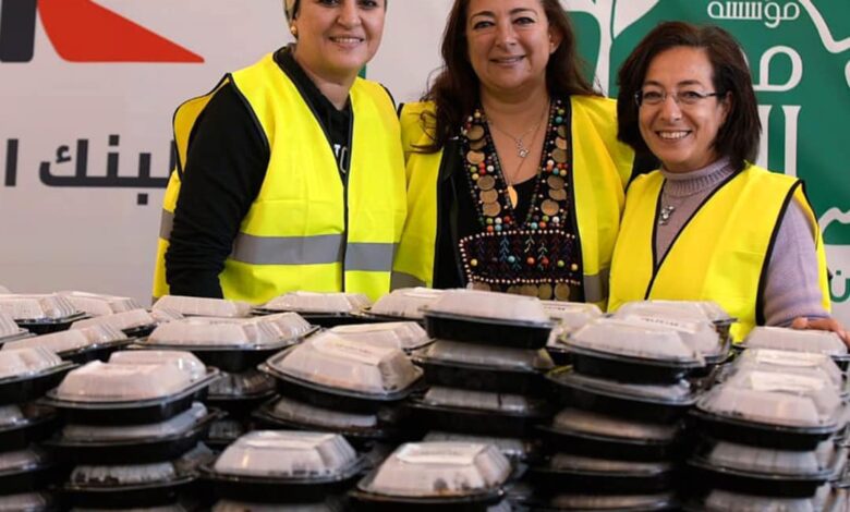 موظفو EBank يقومون بتوزيع وجبات الإفطار على الصائمين «صور»