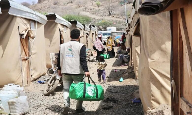 مركز الملك سلمان للإغاثة يوزع حقائب شتوية ويطلع على سير نشاط تدريب وتمكين أسر من معيلي الأيتام في اليمن