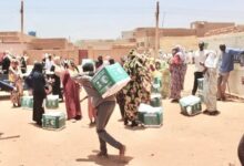 مركز الملك سلمان للإغاثة يوزع حقائب عناية شخصية وإيوائية وسلال غذائية في السودان
