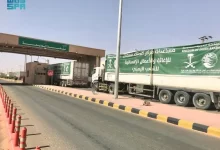 330 شاحنة مقدمة من مركز الملك سلمان للإغاثة تعبر منفذ الوديعة الحدودي متوجهة إلى اليمن