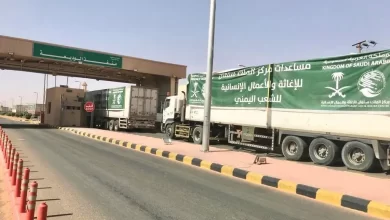 330 شاحنة مقدمة من مركز الملك سلمان للإغاثة تعبر منفذ الوديعة الحدودي متوجهة إلى اليمن