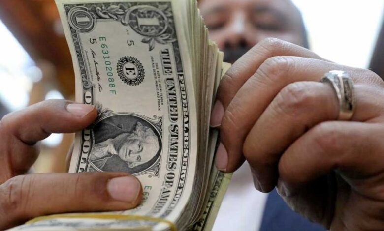 تحويلات المصريين العاملين بالخارج ترتفع إلى 2.7 مليار دولار في مايو الماضي