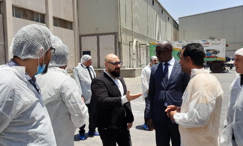 سفير رواندا يدعو المصرية السويسرية لإنشاء مخزن مركزي في كيجالي