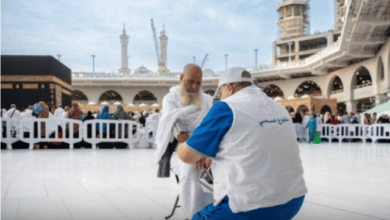 رواد المسجد الحرام يشيدون بجهود قيادة المملكة في العناية بالقرآن الكريم وتكريم حفظته