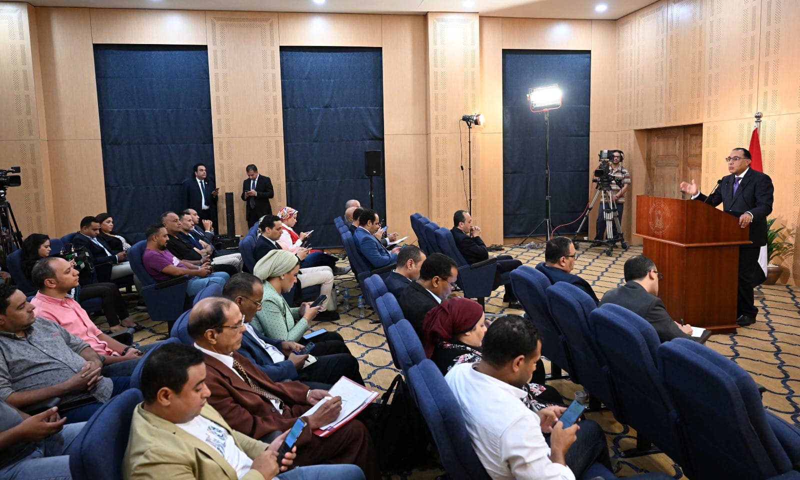 رئيس الوزراء يرد على أخطر 10 أسئلة تشغل المصريين