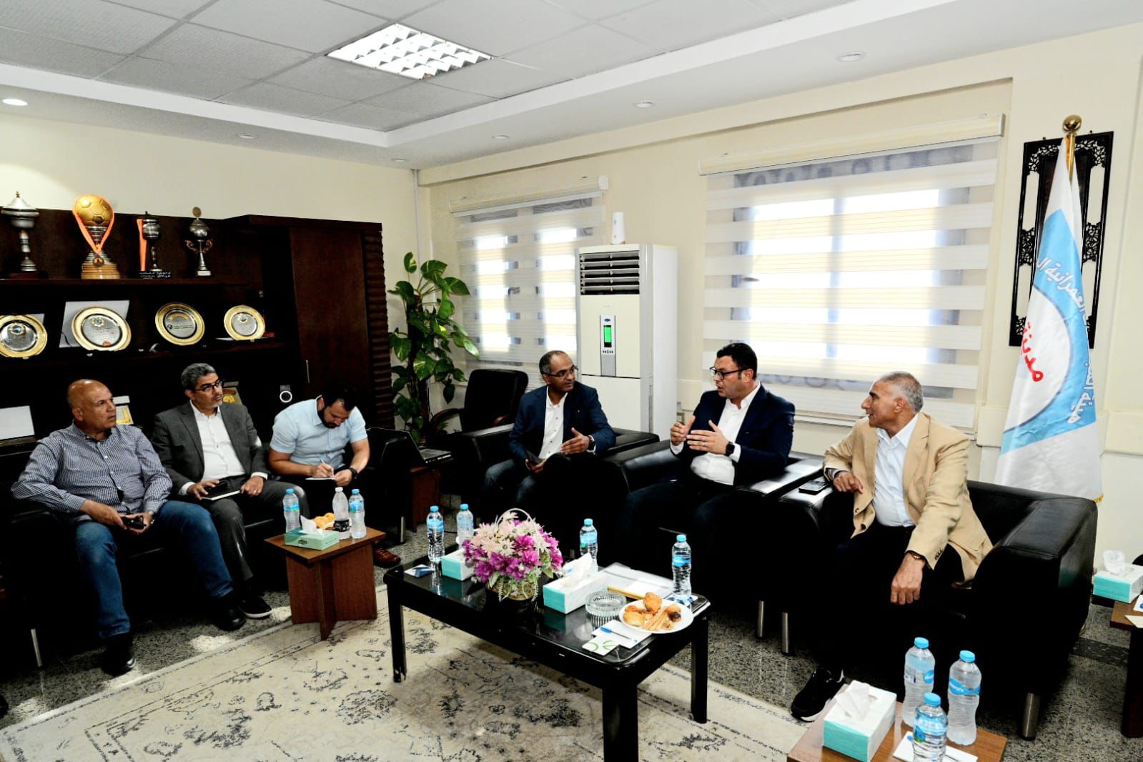 وزير الإسكان يعقد اجتماعًا بمقر جهاز بدر لمتابعة سير العمل بمختلف القطاعات بالمدينة