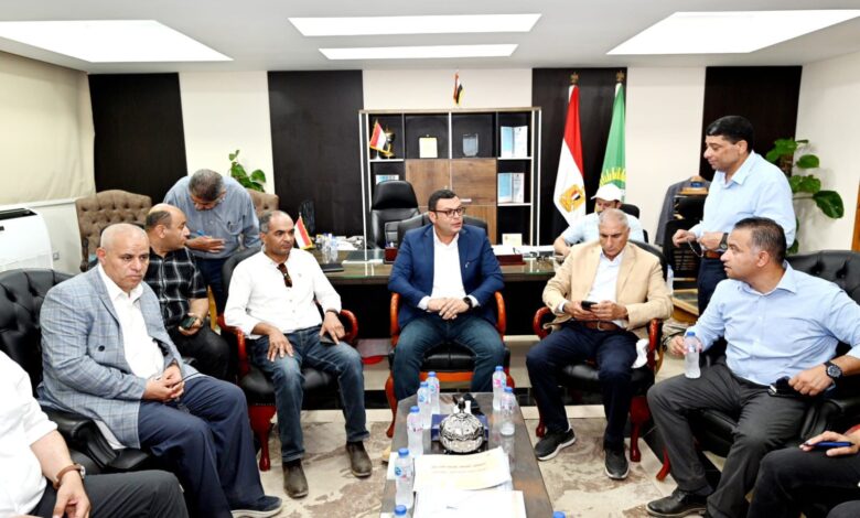 وزير الإسكان يوجه بوضع خطة لإنهاء ملفات تقنين الأراضى بمدينة الشروق