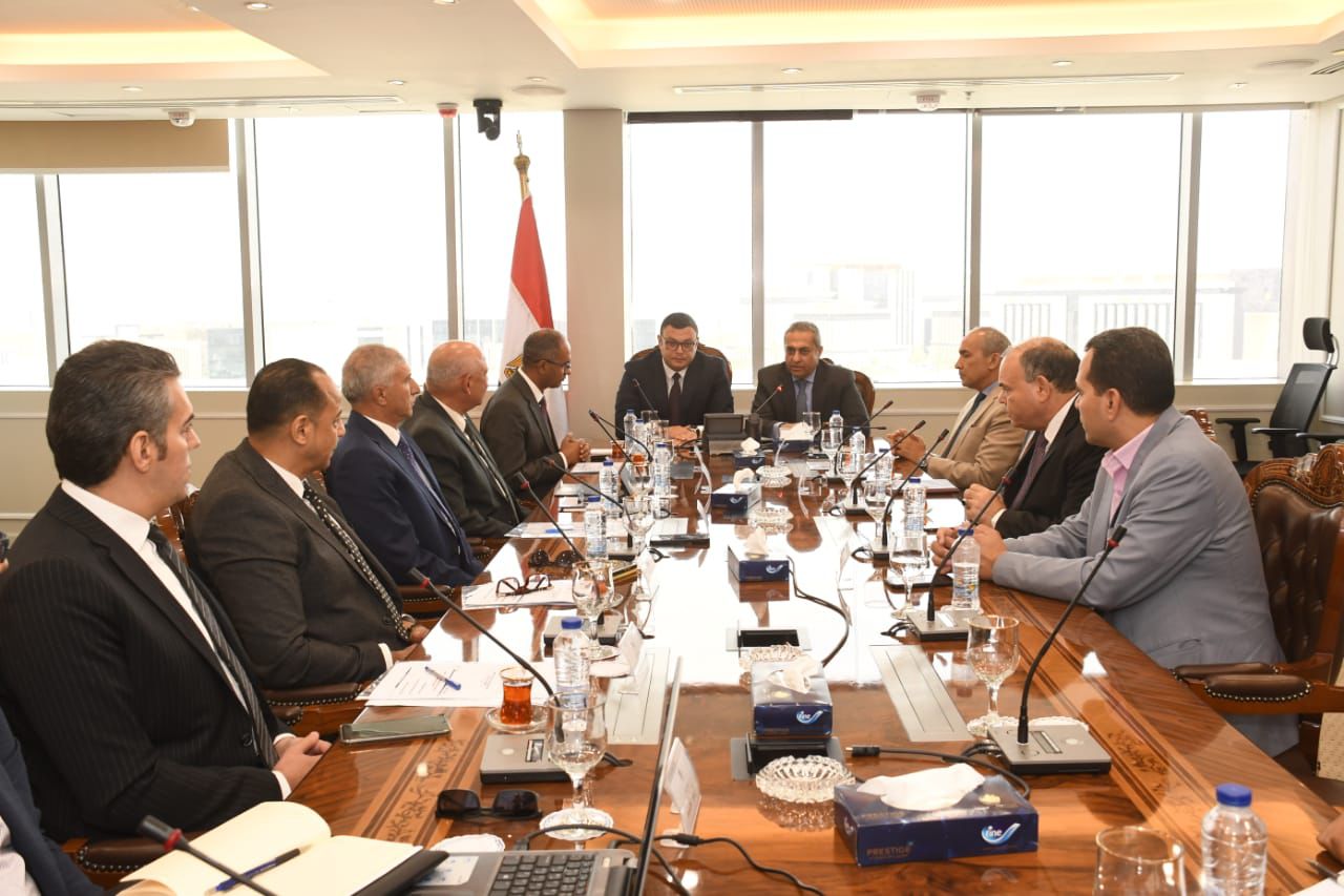 وزير الإسكان ورئيس “شركة العاصمة” يتابعان موقف منظومة مياه الشرب والصرف الصحى بالعاصمة الإدارية