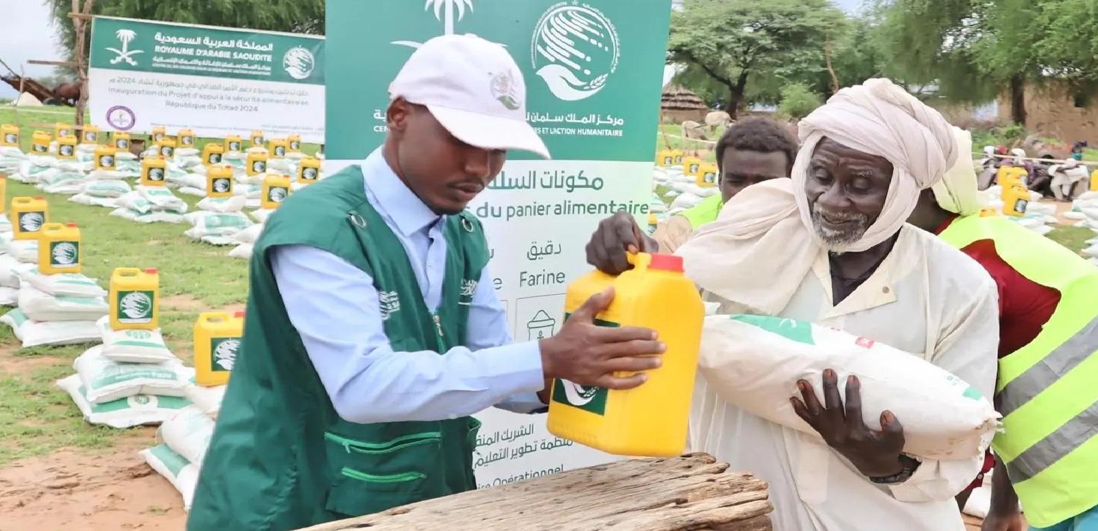 مركز الملك سلمان للإغاثة يوزع سلال غذائية وتمر في تشاد