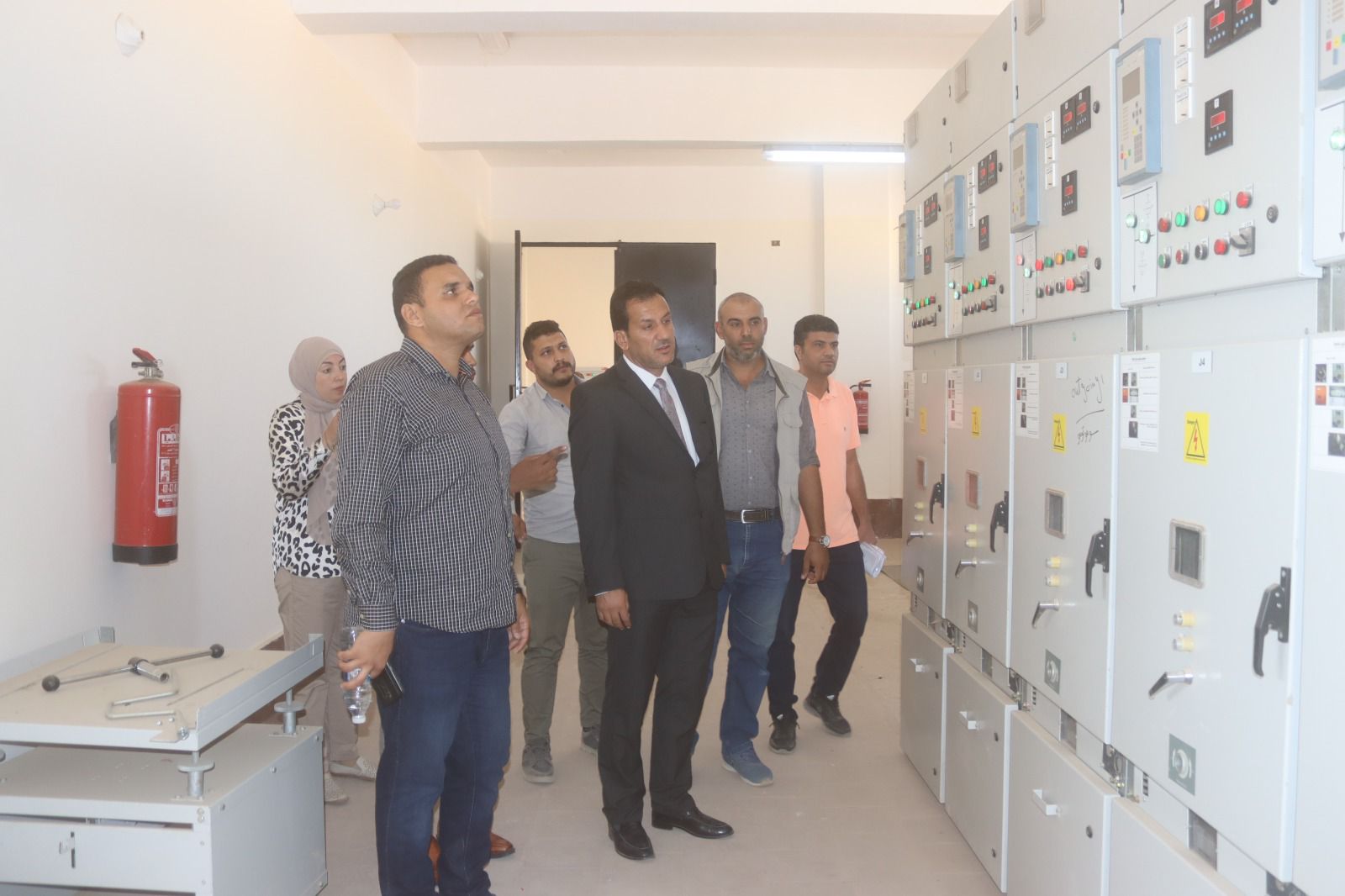 وزير الإسكان: إطلاق التيار الكهربائي بـ5 موزعات تخدم 710 أفدنة بالمنطقة الصناعية بالعاشر