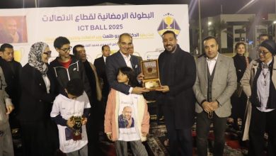 وزير الاتصالات يُتوّج فريق الشركة المصرية للاتصالات بكأس بطولة ICTBALL 2025