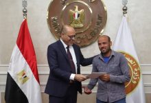 وزير العمل يُسلم عقود عمل للمتقدمين على فرص عمل بالإمارات