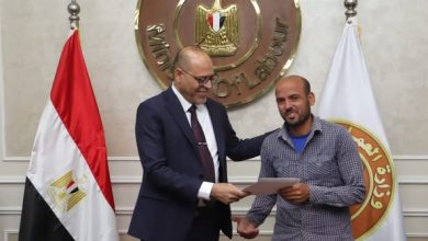 وزير العمل يُسلم عقود عمل للمتقدمين على فرص عمل بالإمارات