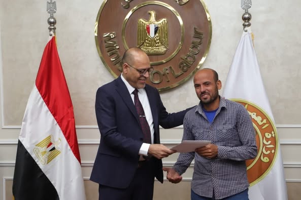 وزير العمل يُسلم عقود عمل للمتقدمين على فرص عمل بالإمارات وزير العمل يُسلم عقود عمل للمتقدمين على فرص عمل بالإمارات