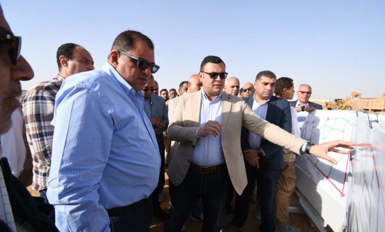 وزير الإسكان بتفقد مشروعات المرافق بمنطقتي جنيفة والرابية بالشروق