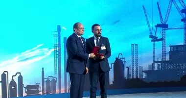 الرئيس السيسى يكرم عددا من النماذج الناجحة فى قطاعات العمل المختلفة الرئيس السيسى يكرم عددا من النماذج الناجحة فى قطاعات العمل المختلفة