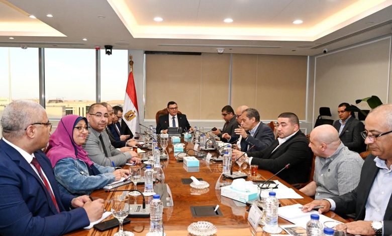 وزير الإسكان يتابع مع مسئولي “سيتي إيدج” موقف مبيعات عددٍ من المشروعات وزير الإسكان يتابع مع مسئولي “سيتي إيدج” موقف مبيعات عددٍ من المشروعات