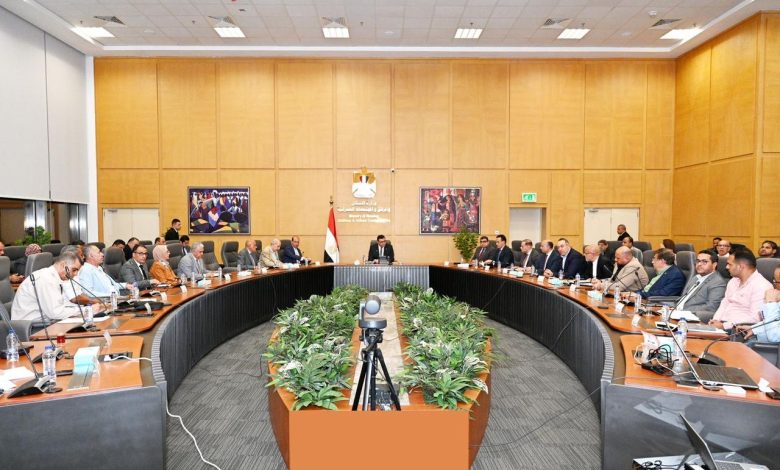وزير الإسكان يجتمع بالشركات المنفذة لمشروع تطوير موقع التجلي الأعظم وزير الإسكان يجتمع بالشركات المنفذة لمشروع تطوير موقع التجلي الأعظم