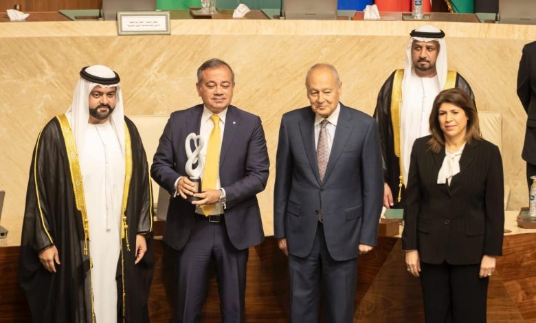 تكريم الرئيس التنفيذي لمصرف أبوظبي الإسلامي- مصر كأحد أبرز قادة الاستدامة المؤثرين في المنطقة العربية تكريم الرئيس التنفيذي لمصرف أبوظبي الإسلامي- مصر كأحد أبرز قادة الاستدامة المؤثرين في المنطقة العربية