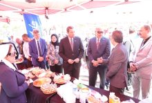 وزير العمل يتفقد معرضًا لمنتجات الألبان والحلويات بدمياط
