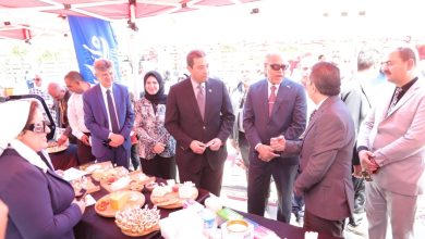 وزير العمل يتفقد معرضًا لمنتجات الألبان والحلويات بدمياط