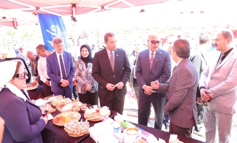 وزير العمل يتفقد معرضًا لمنتجات الألبان والحلويات بدمياط وزير العمل يتفقد معرضًا لمنتجات الألبان والحلويات بدمياط