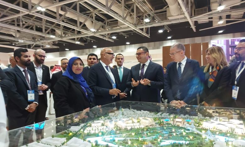 وزير الإسكان يصل إلى مسقط ويُشارك في افتتاح معرض ومؤتمر عُمان العقاري وأسبوع التصميم والبناء العشرين وزير الإسكان يصل إلى مسقط ويُشارك في افتتاح معرض ومؤتمر عُمان العقاري وأسبوع التصميم والبناء العشرين