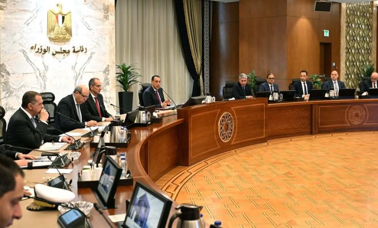 رئيس الوزراء يتابع خطوات تيسير إجراءات دخول السائحين بالمطارات والمنافذ المختلفة رئيس الوزراء يتابع خطوات تيسير إجراءات دخول السائحين بالمطارات والمنافذ المختلفة