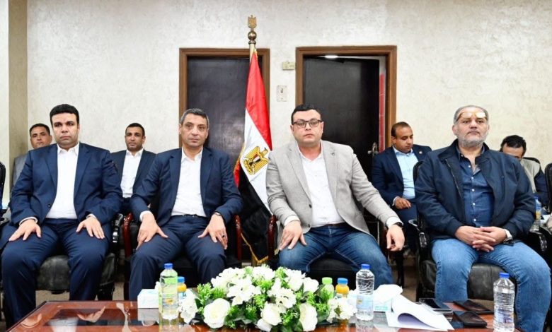 وزير الإسكان يعقد اجتماعًا بمقر جهاز مدينة السويس الجديدة لمتابعة المشروعات التنموية وزير الإسكان يعقد اجتماعًا بمقر جهاز مدينة السويس الجديدة لمتابعة المشروعات التنموية
