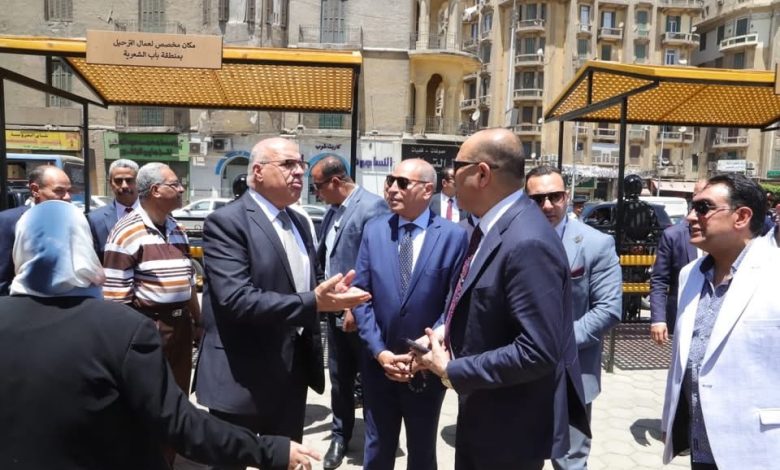 وزير العمل ومحافظ القاهرة يتفقدان أماكن انتظار عمال التراحيل بباب الشعرية وزير العمل ومحافظ القاهرة يتفقدان أماكن انتظار عمال التراحيل بباب الشعرية