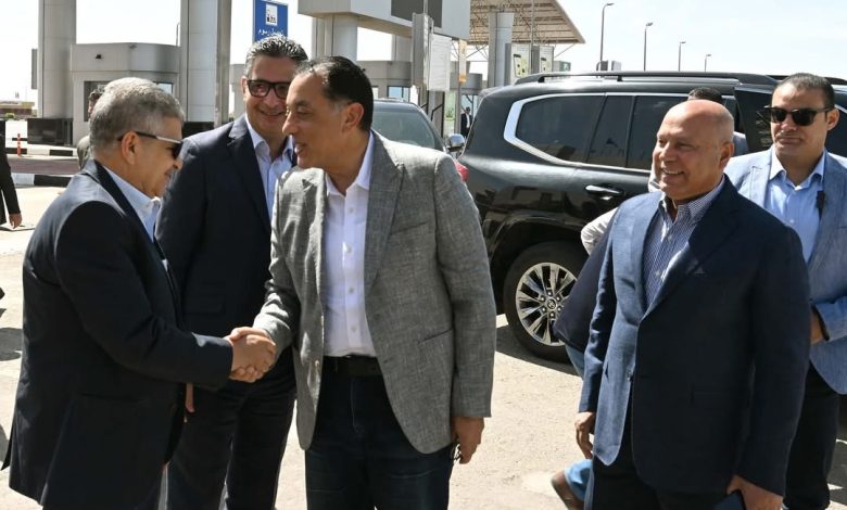 رئيس الوزراء يفتتح عددا من مشروعات المنطقة الاقتصادية لقناة السويس رئيس الوزراء يفتتح عددا من مشروعات المنطقة الاقتصادية لقناة السويس