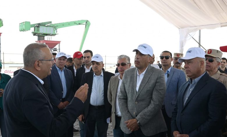 مدبولي يتفقد مشروعي “رووتس” و”سكاي للموانيء” مدبولي يتفقد مشروعي “رووتس” و”سكاي للموانيء”