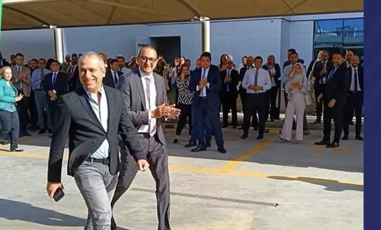 قيادات وموظفو EBank ينظمون ممرا شرفيا لتوديع محمد أبو السعود قبل توليه رئاسة البنك الزراعي قيادات وموظفو EBank ينظمون ممرا شرفيا لتوديع محمد أبو السعود قبل توليه رئاسة البنك الزراعي