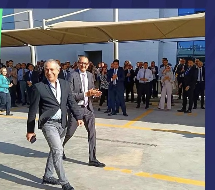 قيادات وموظفو EBank ينظمون ممرا شرفيا لتوديع محمد أبو السعود قبل توليه رئاسة البنك الزراعي