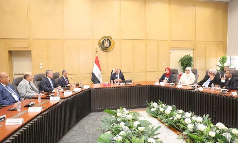 وزير الصناعة يلتقي بصنّاع ومُنتجي الحديد لتحويل مصر إلى مركز إقليمي لتجارة الحديد ومنتجاته وزير الصناعة يلتقي بصنّاع ومُنتجي الحديد لتحويل مصر إلى مركز إقليمي لتجارة الحديد ومنتجاته