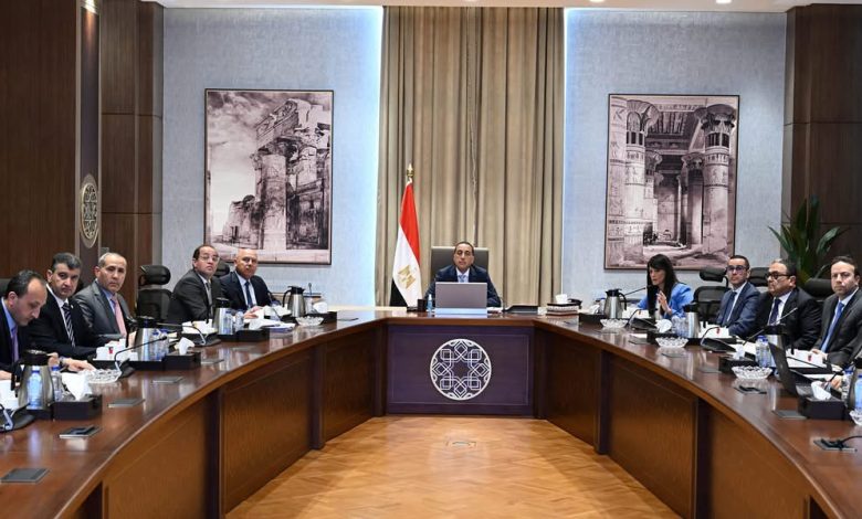 بحضور نائب محافظ المركزي.. رئيس الوزراء يتابع جهود لجنة إدارة الدين العام الخارجي وتنظيم الاقتراض بحضور نائب محافظ المركزي.. رئيس الوزراء يتابع جهود لجنة إدارة الدين العام الخارجي وتنظيم الاقتراض