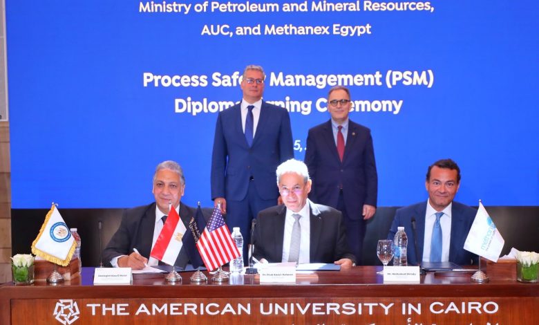 وزارة البترول وميثانكس مصر ومركز الخدمات الهندسية بالجامعة الأمريكية يوقعون بروتوكولاً ثلاثياً لتطوير أول دبلومة مهنية لإدارة سلامة العمليات وزارة البترول وميثانكس مصر ومركز الخدمات الهندسية بالجامعة الأمريكية يوقعون بروتوكولاً ثلاثياً لتطوير أول دبلومة مهنية لإدارة سلامة العمليات
