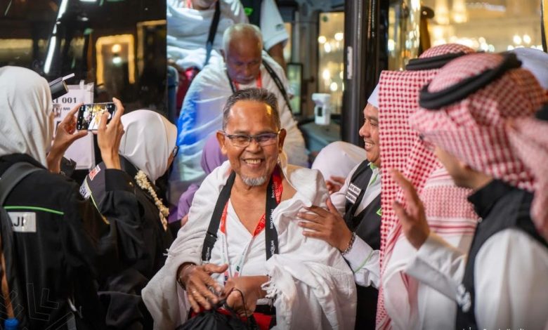 بدء توافد طلائع الحجاج إلى مكة المكرمة والمدينة المنورة بوصول حجاج ماليزيا بدء توافد طلائع الحجاج إلى مكة المكرمة والمدينة المنورة بوصول حجاج ماليزيا