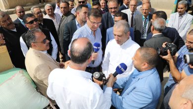 بالصور..  وزير الزراعة ومحافظ الشرقية ورئيس البنك الزراعي يتابعون أعمال توريد القمح بشونة العزيزية