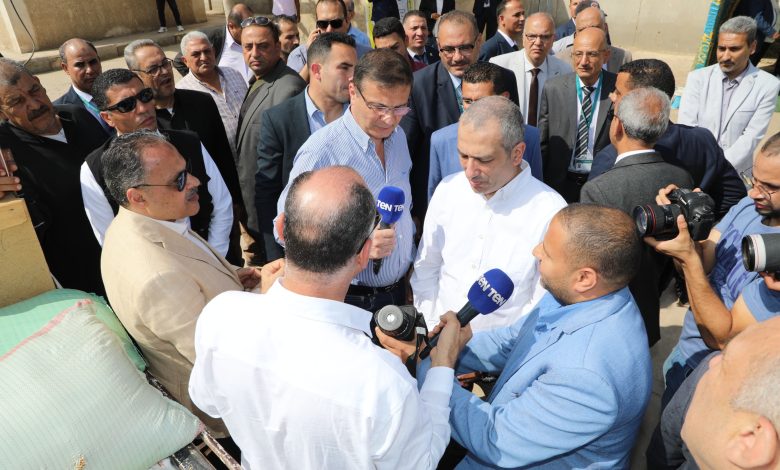 بالصور..  وزير الزراعة ومحافظ الشرقية ورئيس البنك الزراعي يتابعون أعمال توريد القمح بشونة العزيزية